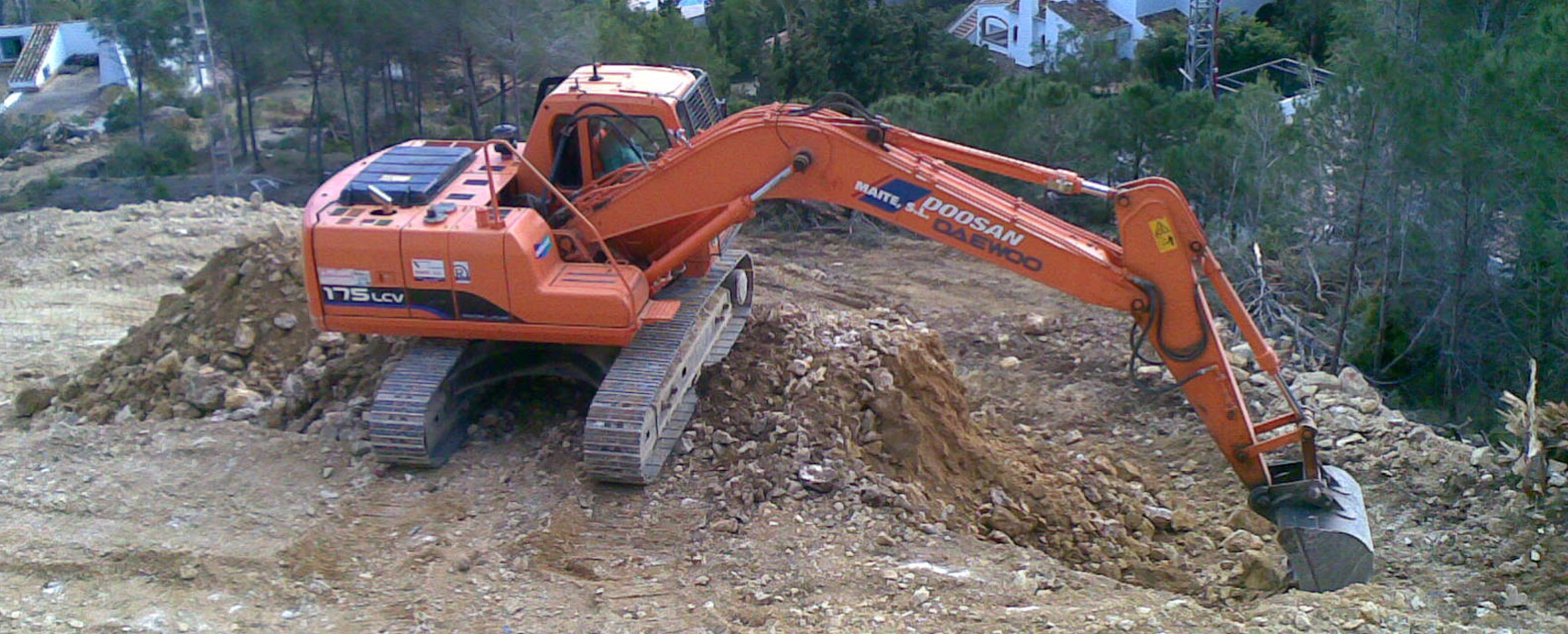 Excavadora realizando desmonte